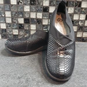 Black animal print cloudsteppers size 6 and 1/2